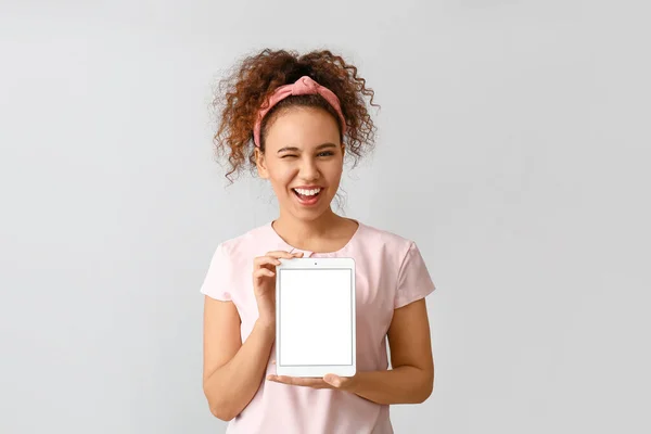 Mooie Jonge Afro Amerikaanse Vrouw Met Tablet Computer Grijze Achtergrond — Stockfoto