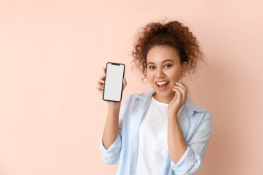 Renkli cep telefonlu güzel bir Afro-Amerikalı kadın.