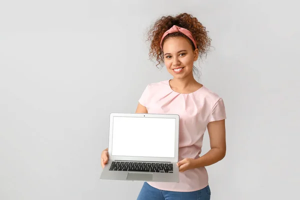 Schöne Junge Afroamerikanerin Mit Laptop Auf Grauem Hintergrund — Stockfoto