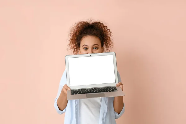 Schöne Junge Afroamerikanische Frau Mit Laptop Auf Farbigem Hintergrund — Stockfoto