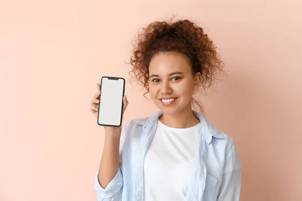 Jovem Mulher Afro Americana Bonita Com Telefone Celular Fundo Cor — Fotografia de Stock