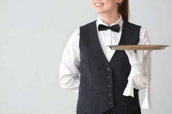 Schöne Kellnerin Mit Leerem Tablett Auf Grauem Hintergrund — Stockfoto