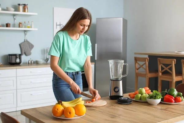 Jovem Mulher Fazendo Smoothie Cozinha Casa — Fotografia de Stock