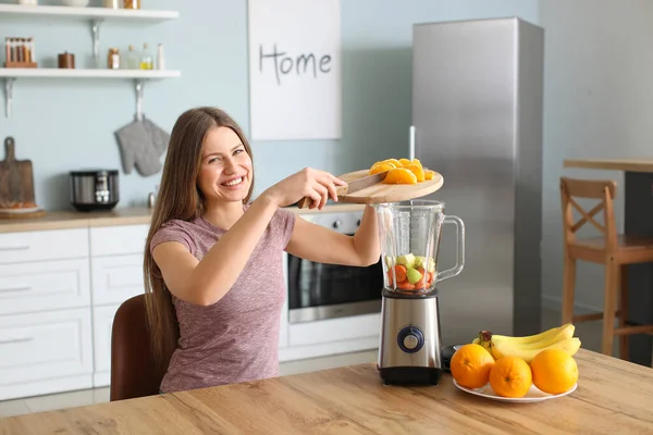 Jonge Vrouw Maken Smoothie Keuken Thuis — Stockfoto