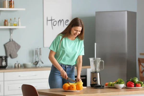 Genç Bir Kadın Mutfakta Smoothie Yapıyor — Stok fotoğraf