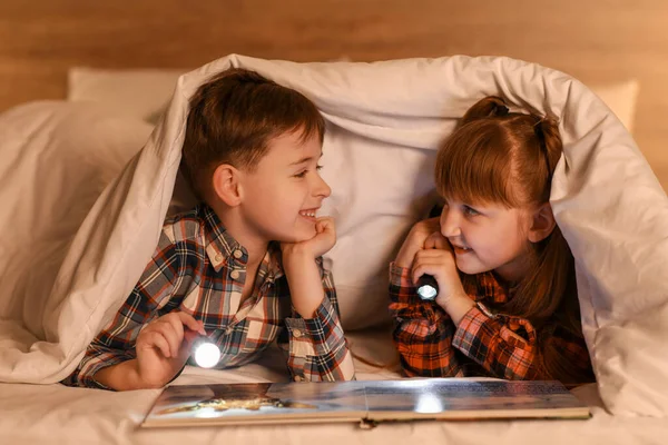 Geceleri Battaniyenin Altında Kitap Okuyan Küçük Çocuklar — Stok fotoğraf