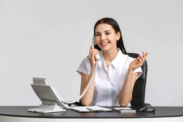 Belle Jeune Secrétaire Parlant Par Téléphone Table Sur Fond Blanc — Photo