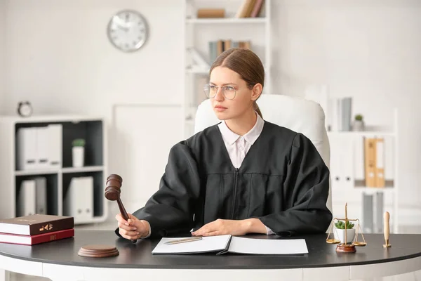 Jueza Que Trabaja Mesa Oficina — Foto de Stock