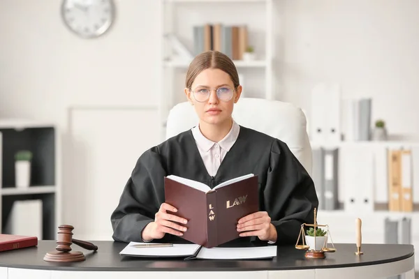 Судья Женщина Книгой Праве Столом — стоковое фото