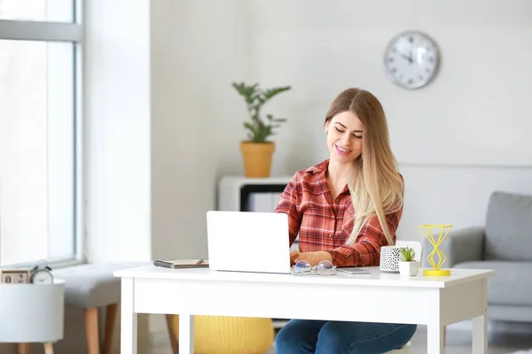 Belle Jeune Femme Avec Ordinateur Portable Assis Table — Photo