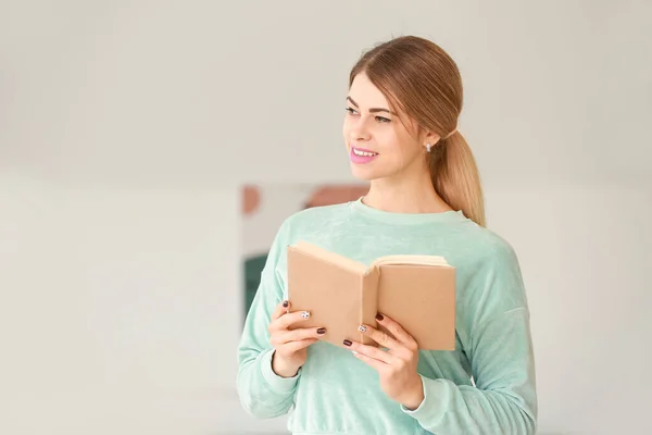 Bella Giovane Donna Che Legge Libro Casa — Foto Stock