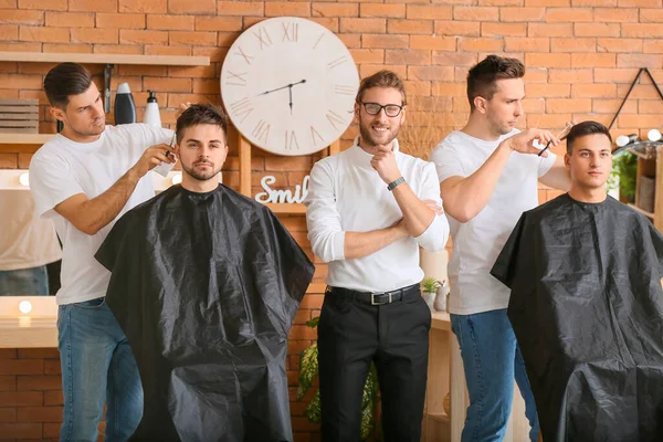 Jeunes Hommes Avec Coiffeur Professionnel Pendant Les Cours Dans Salon — Photo