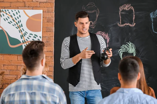 Professional Hairdresser Teaching Young People Salon — Stock Photo, Image