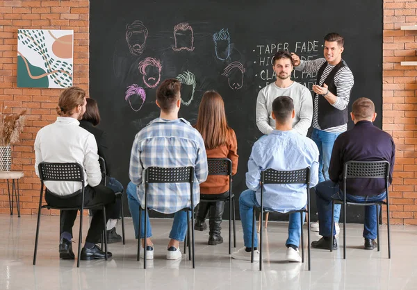 Peluquería Profesional Enseñando Los Jóvenes Salón — Foto de Stock