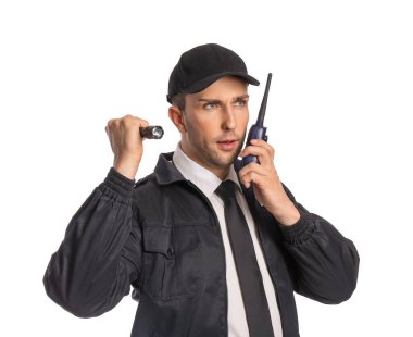 Beyaz arka planda el feneri olan erkek güvenlik görevlisi.