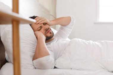 Kabadayı komşular yüzünden adam uyuyamıyor.