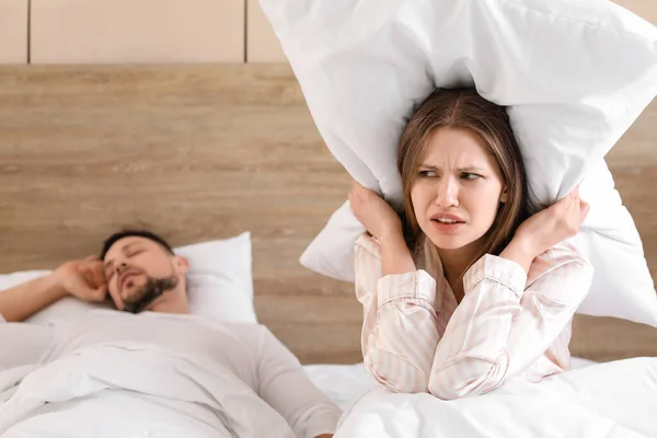 在家里与打鼾的丈夫同床的年轻而愤怒的女人 — 图库照片