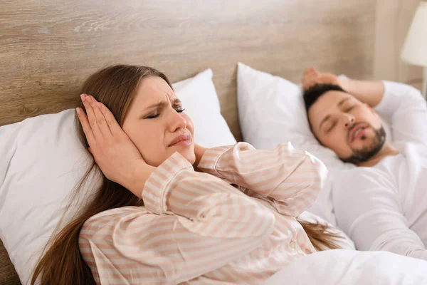 Young Irritated Woman Bed Snoring Husband Home — Stock Photo, Image