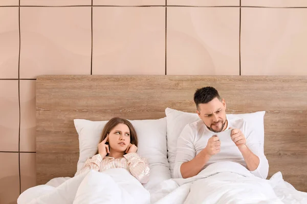 Молодая Женщина Уснуть Муж Играет Игры Мобильном Телефоне Спальне — стоковое фото