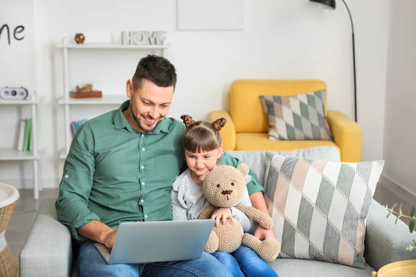 Working Father Little Daughter Home — Stock Photo, Image