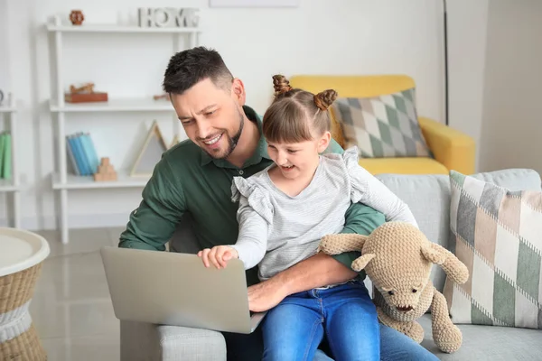 Working Father Little Daughter Home — Stock Photo, Image