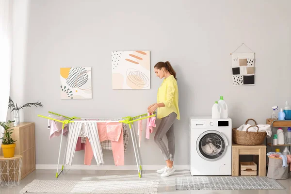 Mujer Joven Con Ropa Limpia Casa — Foto de Stock