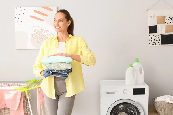 Mujer Con Ropa Limpia Baño — Foto de Stock