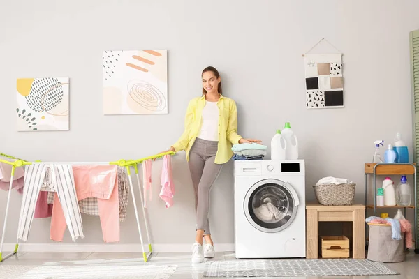 Mujer Joven Lavando Ropa Baño — Foto de Stock