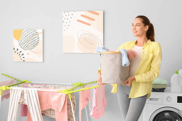 Mujer Joven Con Ropa Limpia Baño — Foto de Stock