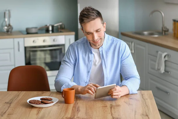 Handsome Man Tablet Computer Kitchen Home — Stock Photo, Image