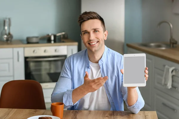 Handsome Man Tablet Computer Kitchen Home — Stock Photo, Image