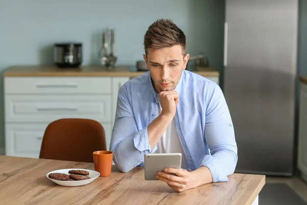 Bell Uomo Con Tablet Cucina Casa — Foto Stock