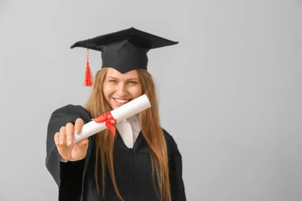 Estudiante Graduada Con Diploma Fondo Claro — Foto de Stock