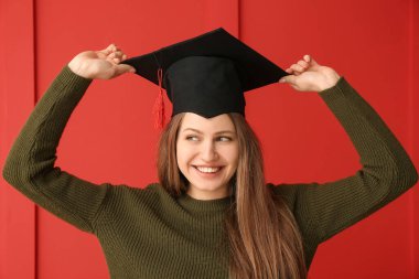 Renkli arka planda mezun bayan öğrenci