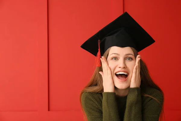Έκπληκτη Γυναίκα Απόφοιτος Φοιτητής Στο Φόντο Χρώμα — Φωτογραφία Αρχείου