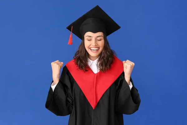 Heureuse Étudiante Diplômée Sur Fond Couleur — Photo