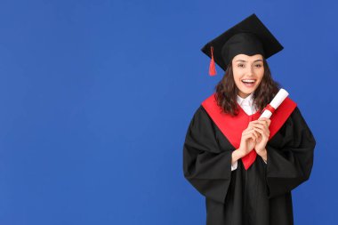 Renkli geçmişi olan mezun bir bayan öğrenci.