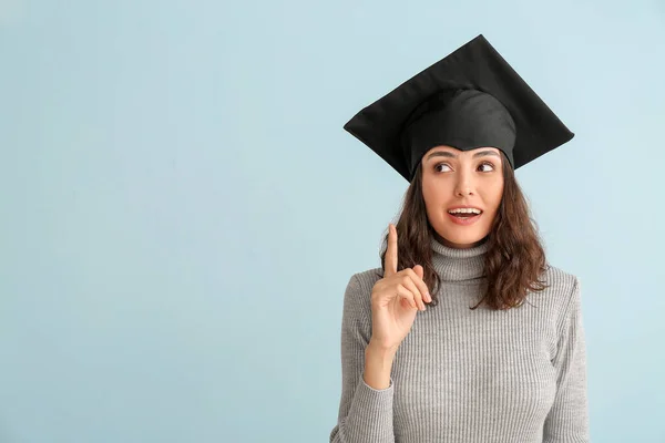 Kvinna Examen Student Med Upphöjt Pekfinger Ljus Bakgrund — Stockfoto