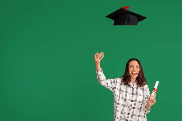 Kvinna Examen Student Med Diplom Kasta Hatt Färg Bakgrund — Stockfoto