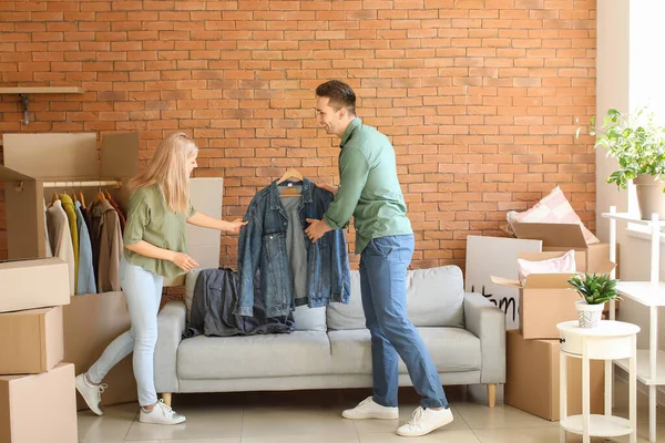 Young Couple Unpacking Clothes New Flat Moving Day — Stock Photo, Image