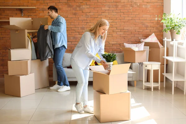 Casal Jovem Desempacotar Coisas Seu Novo Apartamento Dia Movimento — Fotografia de Stock