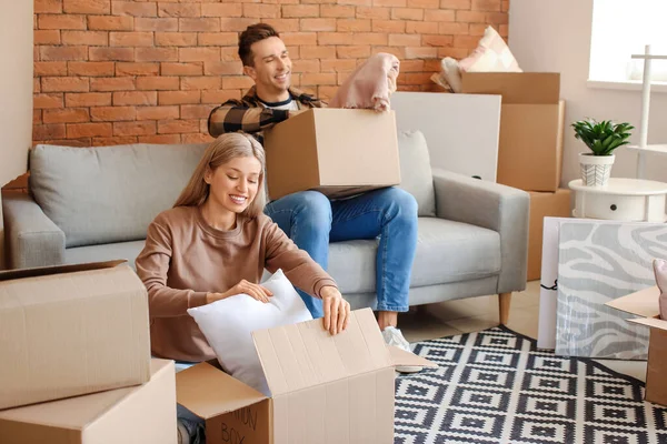 Young Couple Unpacking Things New Flat Moving Day — Stock Photo, Image