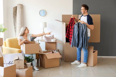 Taşındıkları gün yeni dairelerinde eşyalarını boşaltan genç bir çift.