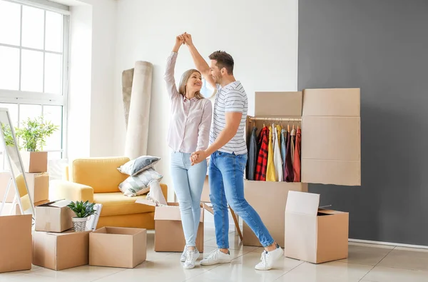 Pareja Joven Divirtiéndose Mientras Desempaca Cosas Nuevo Piso Día Mudanza — Foto de Stock