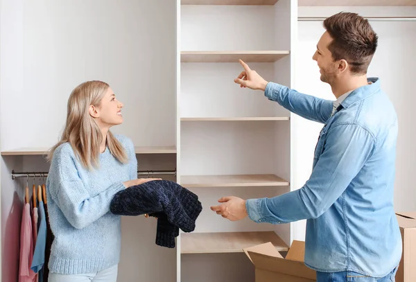 Young Couple Unpacking Clothes New Flat Moving Day — Stock Photo, Image