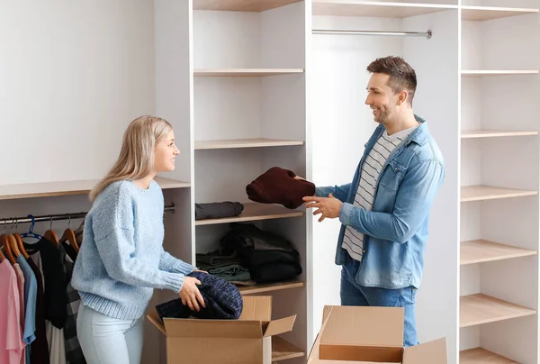 Young Couple Unpacking Clothes New Flat Moving Day — Stock Photo, Image
