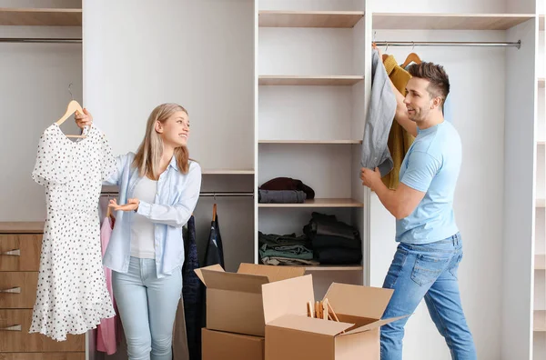 Young Couple Unpacking Clothes New Flat Moving Day — Stock Photo, Image