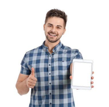 Beyaz arka planda tablet bilgisayarı olan genç adam.