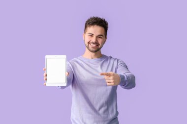 Renkli tablet bilgisayarlı genç adam