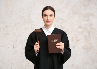 Hafif arkaplan üzerine kitabı olan kadın yargıç